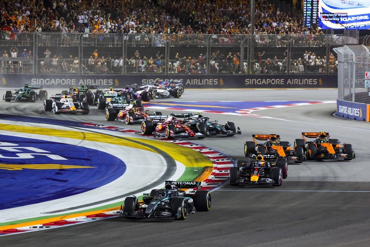  és  - Tükörsima Russell-siker Szingapúrban, bajnoki cím és vita a McLarennél